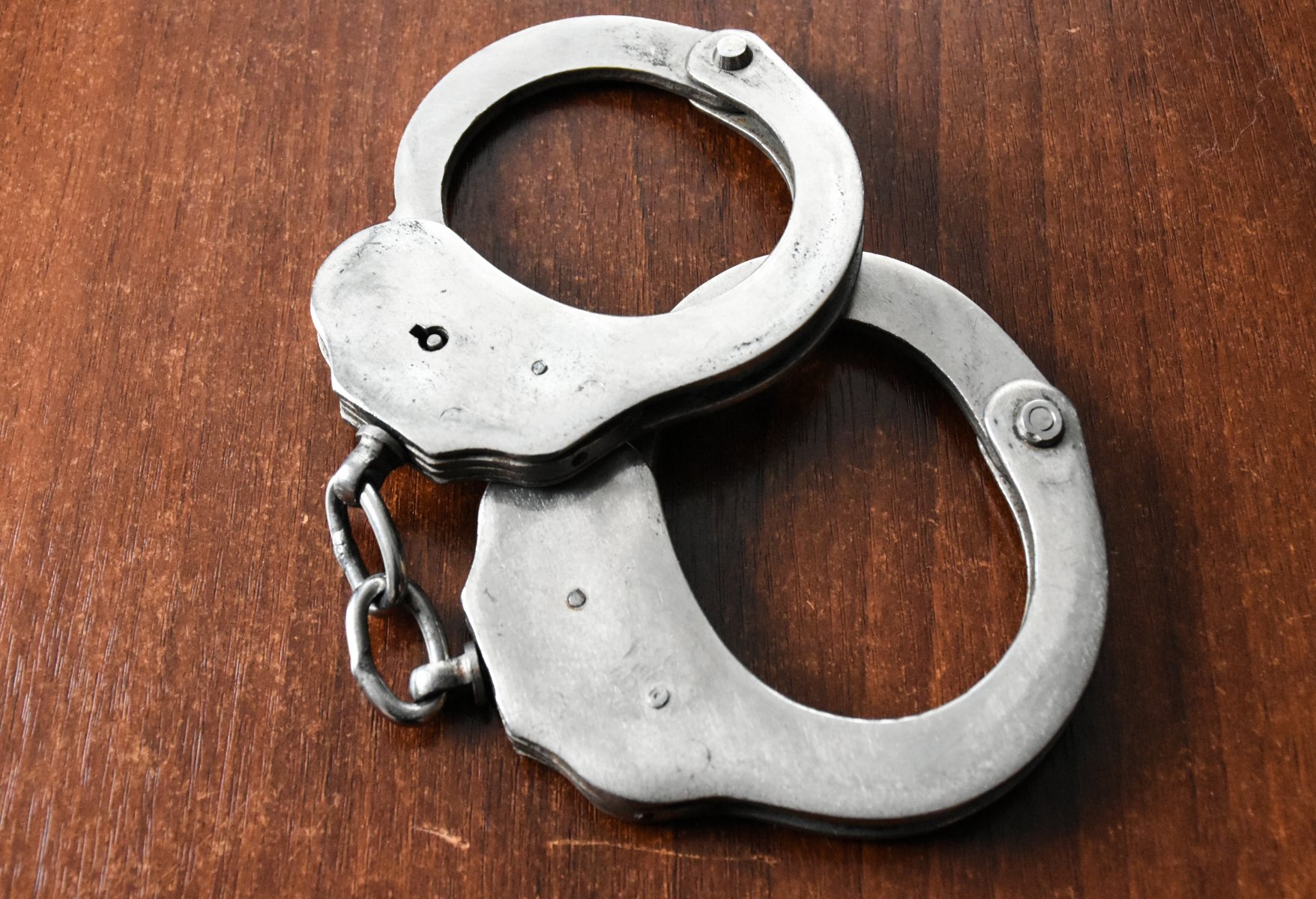 В Химках полицейские задержали мужчину, укравшего настольные часы стоимостью более полумиллиона рублей