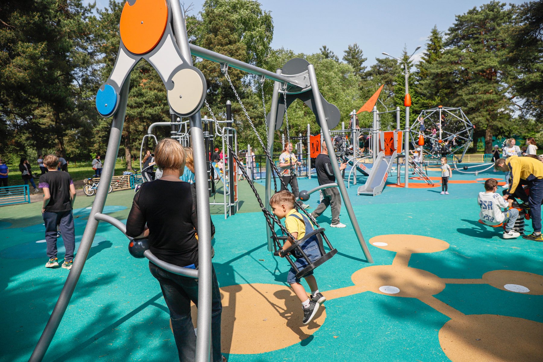 В Подмосковье в День защиты детей открыли 6 новых детских площадок