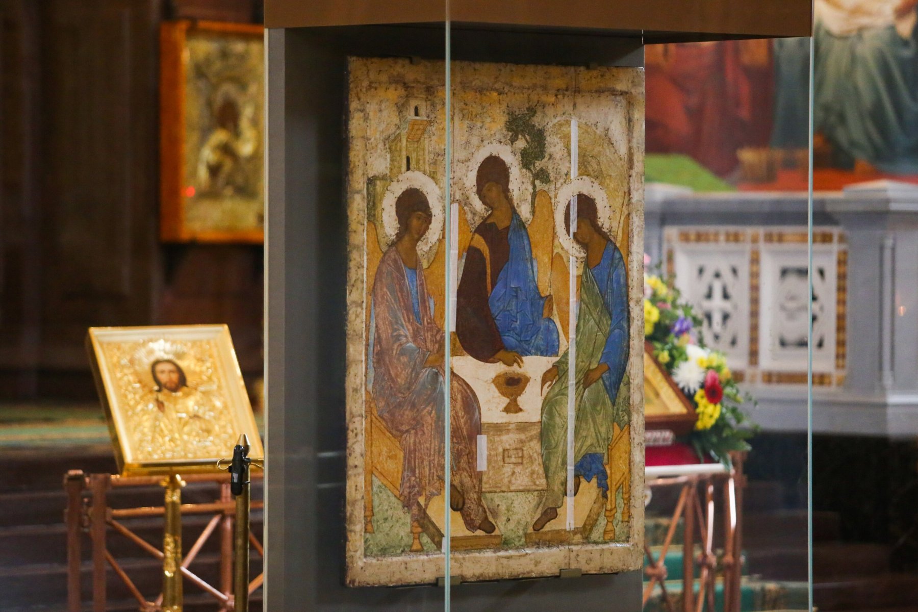 Икона Рублева «Святая Троица» останется в храме Христа Спасителя на год