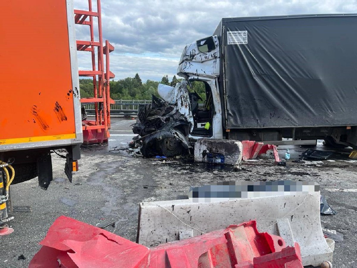 Водитель «Газели» врезался в бетонное ограждение на Киевском шоссе