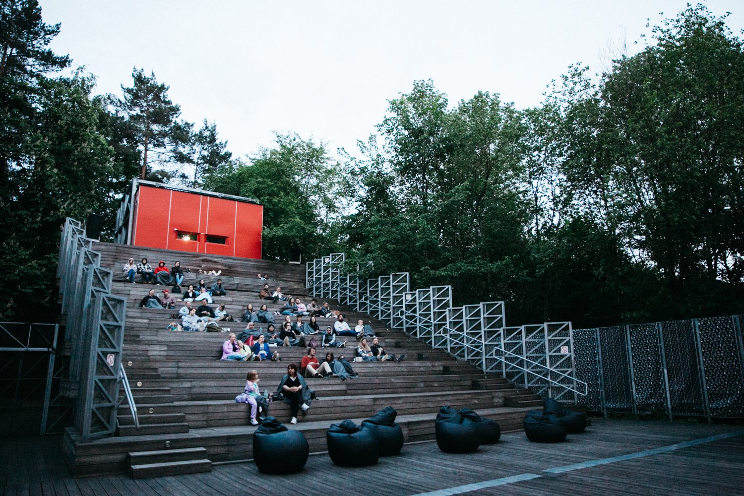 В восьми парках Москвы начинают работу летние кинотеатры