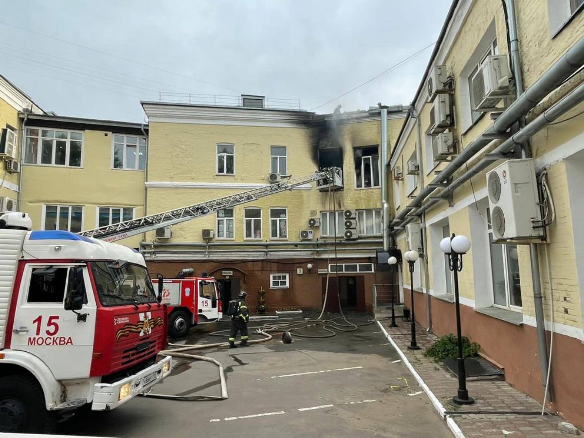 В пожаре в офисном здании в ВАО Москвы пострадал один человек