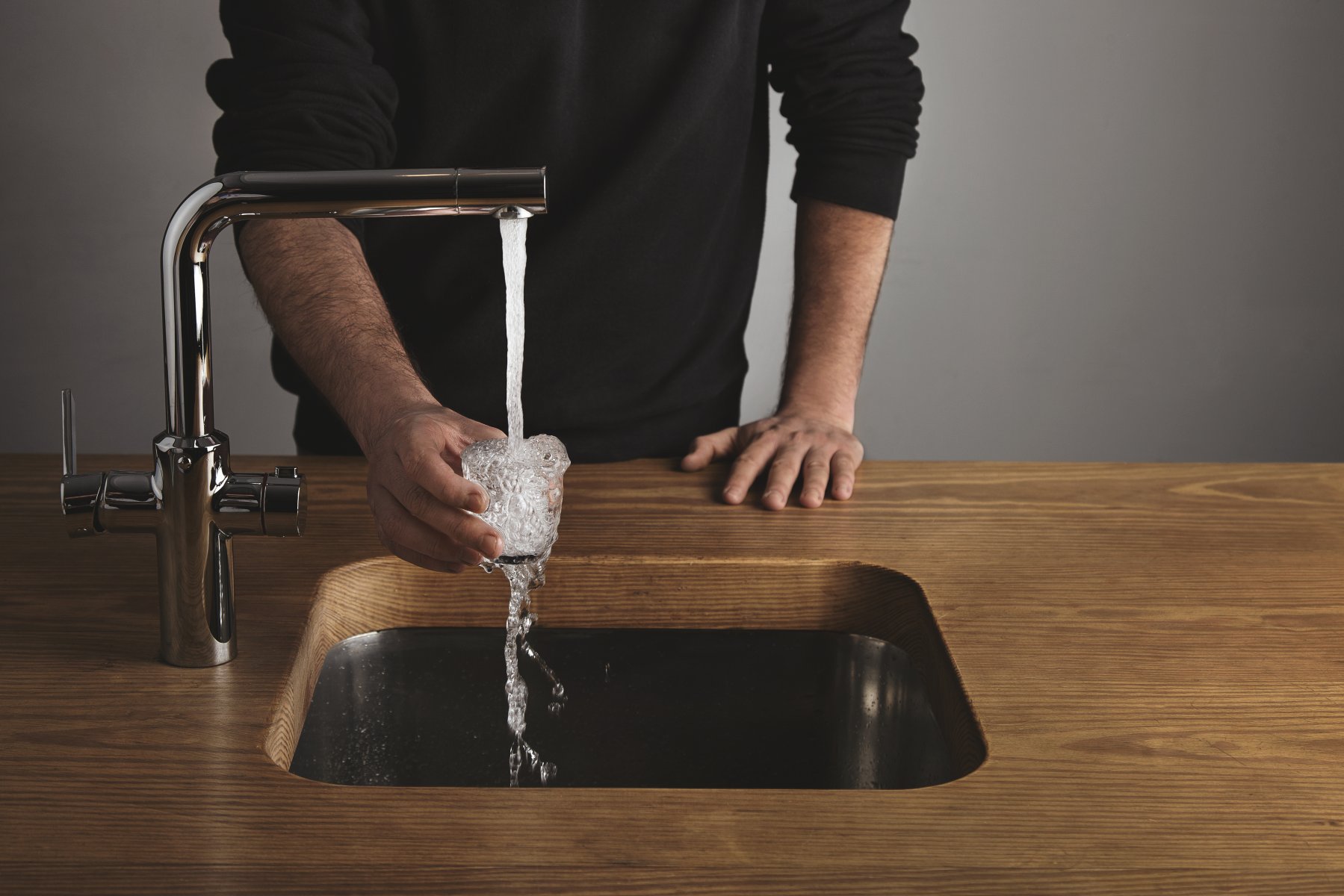 Можно ли пить воду из-под крана –  эксперт 