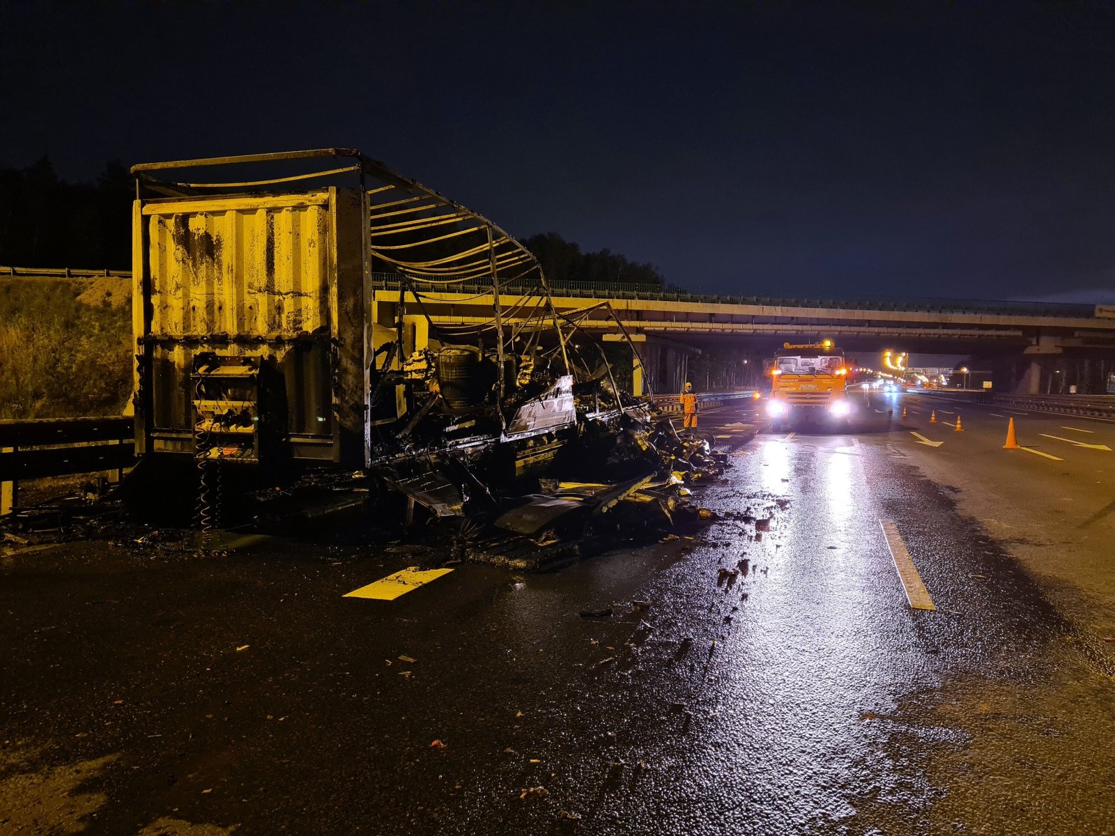 На трассе под Подольском сгорел грузовик с фейерверками