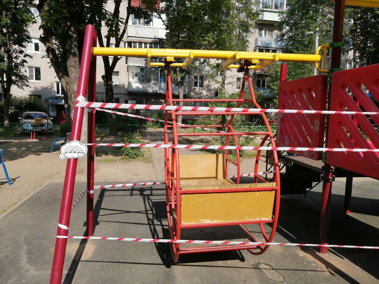 О готовности после ремонта детских площадок в Пушкинском расскажут стикеры