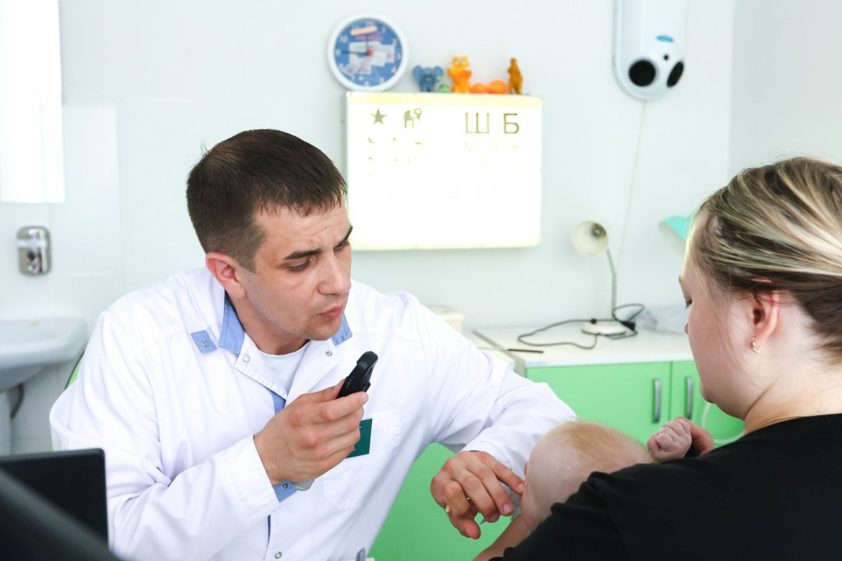 Андрей Воробьев осмотрел капитально отремонтированную детскую поликлинику в Ивантеевке