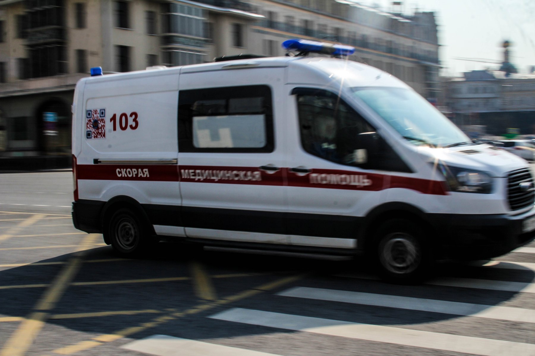 Зажатый между двумя самосвалами в Москве погиб водитель легковушки  