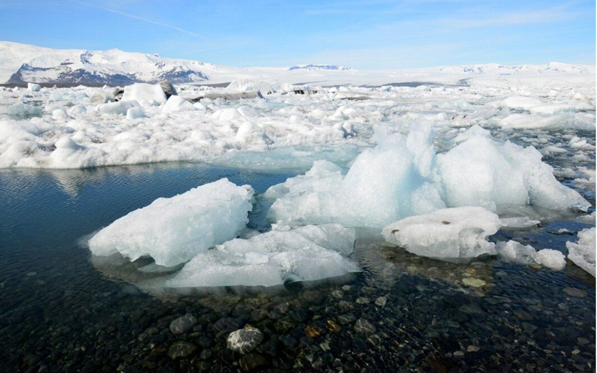 Вод на южном 5 на. Льдина фото. Воды Антарктиды. Самый большой Айсберг. Две льдины в океане.