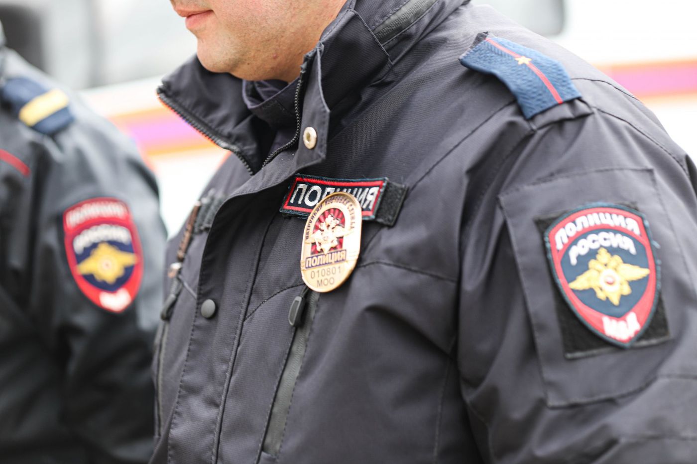 Блогера в полицейской форме на самокате задержали в Москве :: Вести ...