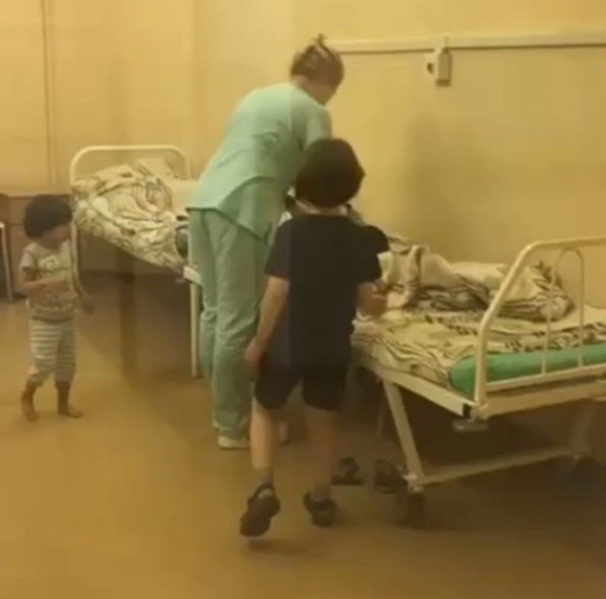 Привязанные дети в больнице