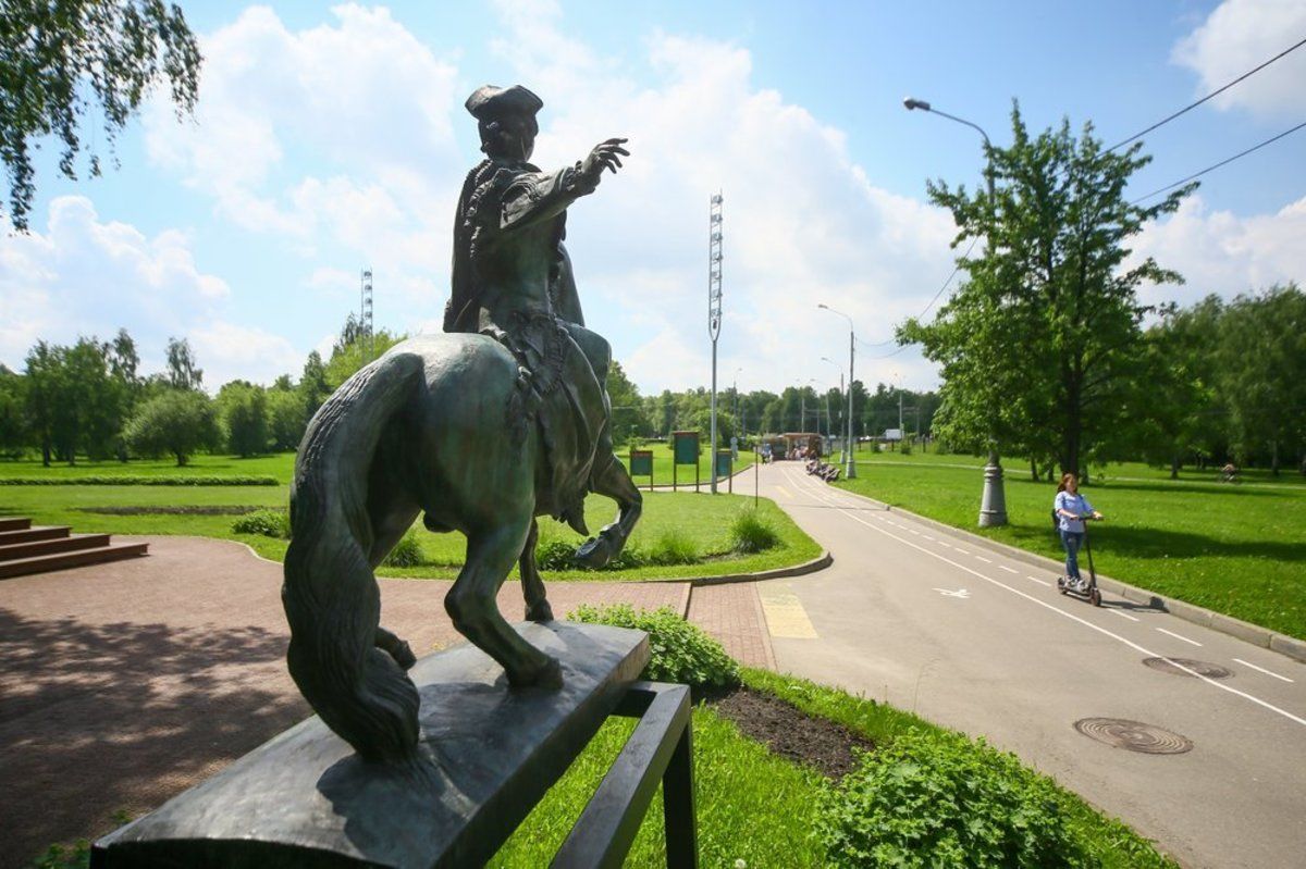 Вели с г. Парк в столице Романов.