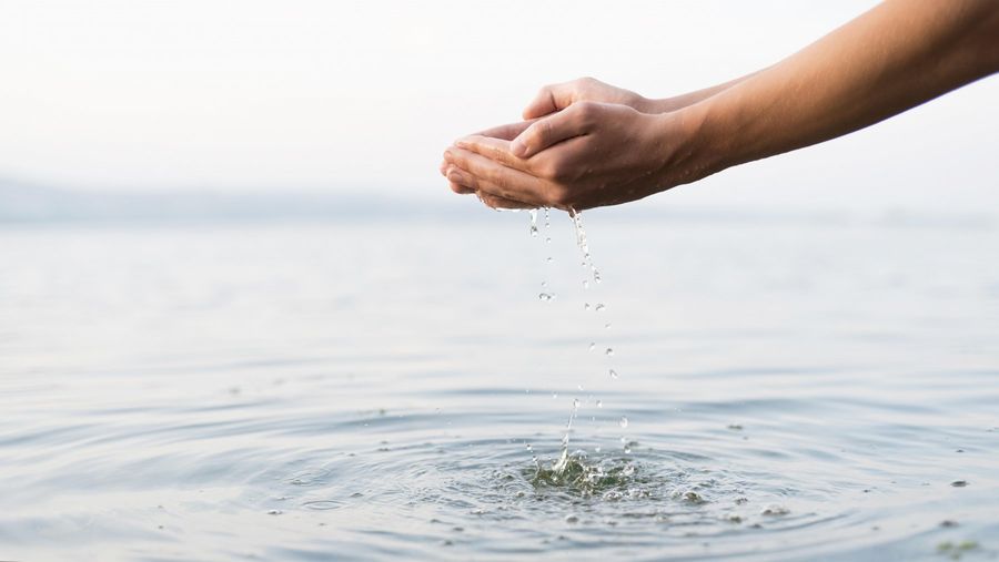 Рузская вода. Вода в руках. Вода в руках картинки. Мальчик попал сточных вод.