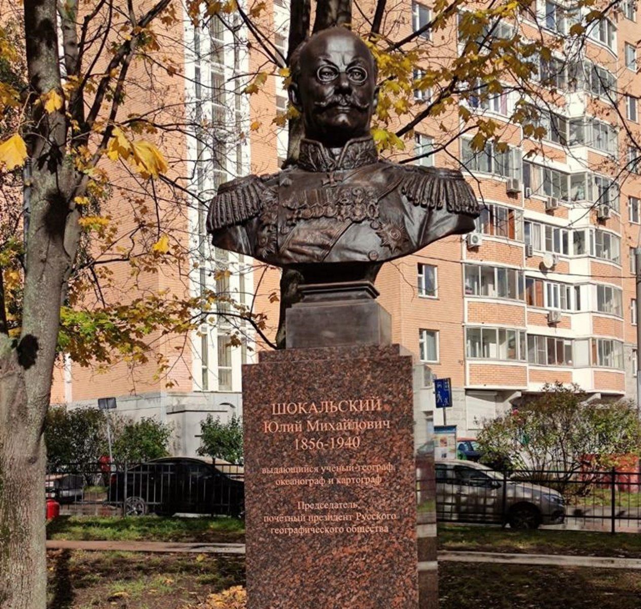 Бронзовый бюст в Петровском сквере год