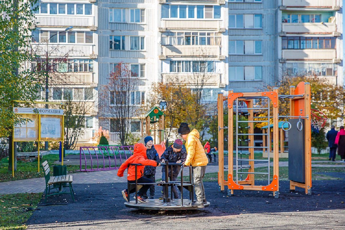 Иваново октябрь. Дети улицы. Детские площадки турники. Среднерогатская улица детские площадки. Дети на детской площадке фото.