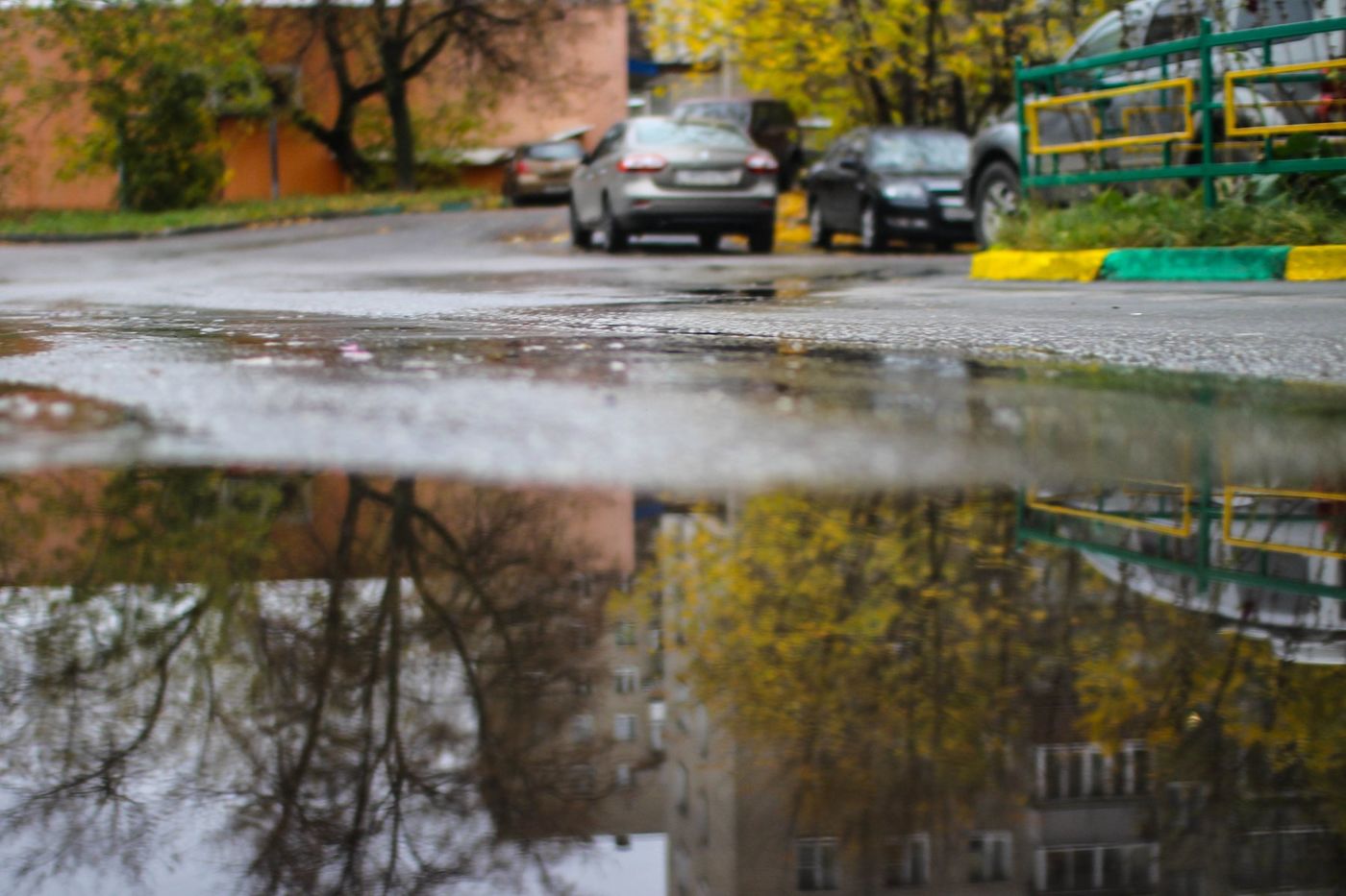 Осадки в подмосковье сегодня. Дождливый октябрь. Пасмурно без осадков. Дождливое утро в Москве. Фото Москва 21 октября 2022.