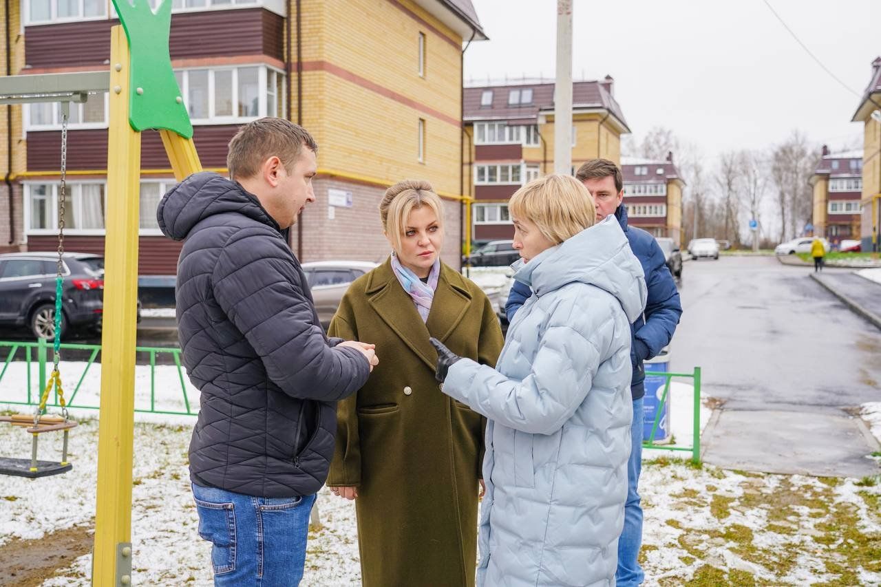 В Клину благоустроили двор в микрорайоне, построенном 10 лет назад :: Вести  Подмосковья